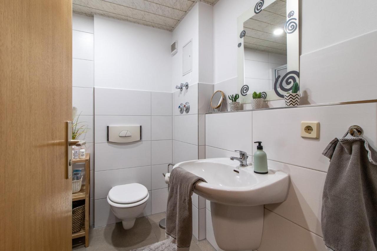 Modernes Apartment Im Gruenen I Balkon I Wlan I Stellplatz Schwarzenberg  Luaran gambar